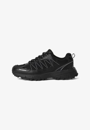 Zapatilla negra de corte bajo con suela gruesa y con dibujo, parte superior de malla y material sintético, cierre de cordones, tira para tirar en el talón y logo "KARLLAGERFELD" en el lateral.
