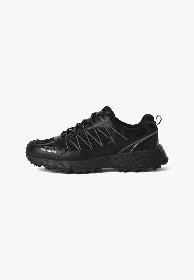 Μαύρο sneaker χαμηλού κόψιμου με χοντρή προφίλ σόλα, επάνω μέρος από δίχτυ και συνθετικό υλικό, κλείσιμο με κορδόνια, ταινία έλξης στη φτέρνα και λογότυπο «KARLLAGERFELD» στο πλάι.