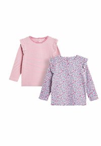Zwei Langarmoberteile: eines in Rosa mit weißen Streifen und Rüschenschultern, das andere mit Blumenmuster, Rüschen und einem rundem Halsausschnitt.