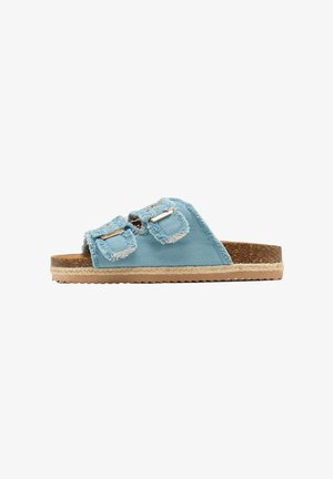 Blauwe denim slip-on sandalen met rafelige randen, twee verstelbare klikbandjes, kurken voetbed en geweven jute tussenzool. Textuur rubberen zool.