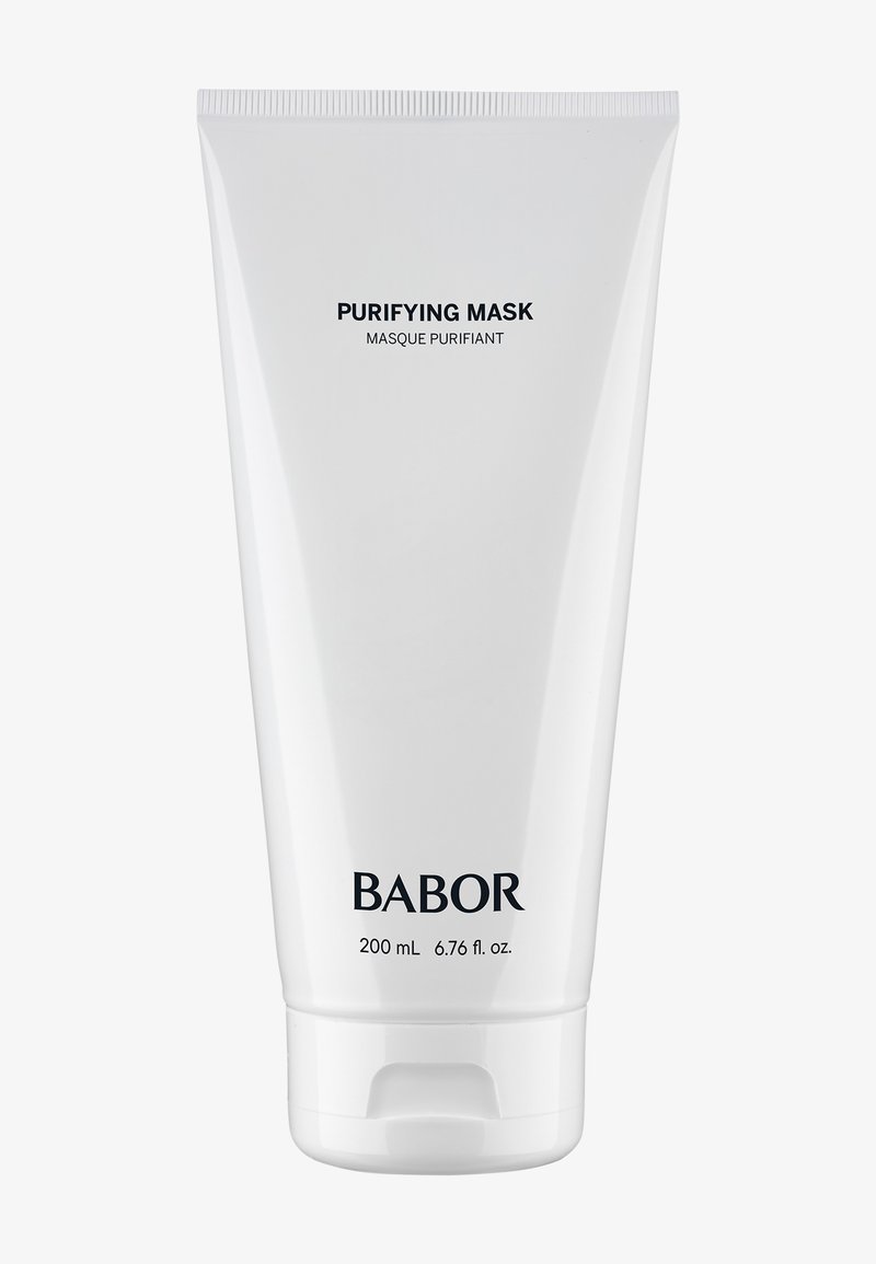 Valkoinen muoviputki, jossa on pyöristetty pohja, mustalla tekstillä merkittynä "Puhdistava naamio" ja "Babor," sisältäen 200 ml tuotetta.
