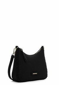 Sac à épaule noir en matériau lisse, de forme courbée, avec des accents tissés sur les côtés. Il dispose d'une fermeture éclair et de garnitures en métal doré.