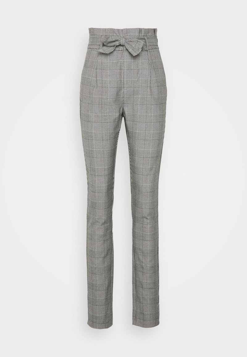 Pantalon gris à carreaux taille haute, coupe slim, avec ceinture en tissu nouée à la taille et jambes fuselées.