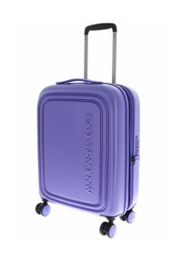 Valise rigide violette avec une texture lisse, logo en relief, poignée rétractable et quatre roues noires pour la mobilité.