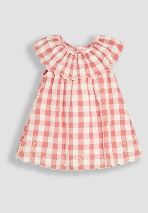 Różowa i biała sukienka w kratkę o falbaniastym, scallopowanym kołnierzu, bez rękawów i haftowanych detalach w pobliżu dołu.