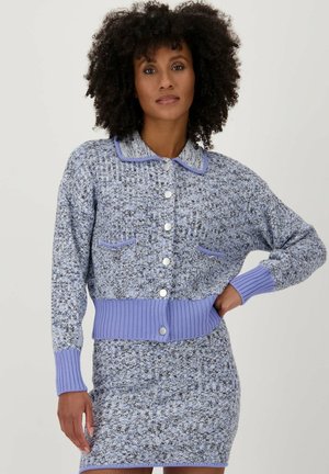 Gebreide blauwe cardigan met een kraag, geribbelde mouwen en zoom. Voorzien van zilveren knopen en twee voorzakken met contrasterende afwerking.
