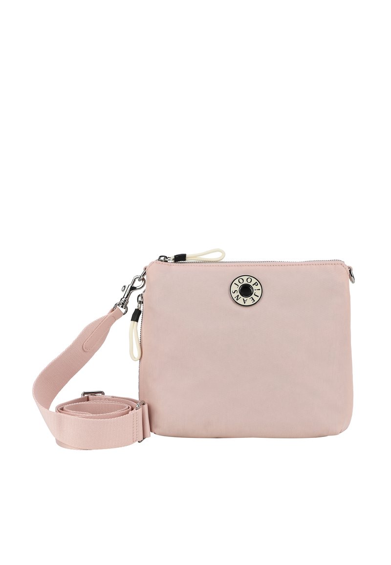 Růžová nylonová taška přes rameno se zipovým uzávěrem, nastavitelným popruhem, kulatým logem a texturovaným povrchem. Obsahuje stříbrné kovové prvky.