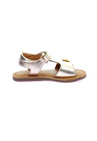 Metallisch goldene Sandale mit offenem Zehendesign, verstellbarem Riemen und floral gemusterter Innensohle. Flache Sohle mit brauner Unterseite.