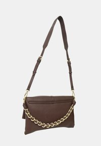 Borsa a tracolla in pelle marrone con una superficie testurizzata, una lunga tracolla regolabile e un dettaglio a catena tono oro. Design minimalista con chiusura a cerniera.