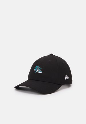 Czarna czapka z daszkiem z haftem turkusowych i białych sneakersów z przodu oraz białym logo po boku, prezentowana na białym tle.