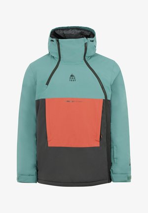 Chaqueta resistente al agua en tonos verde azulado, naranja y carbón. Cuenta con un alto cuello, bolsillo frontal y cierre con cremallera, además de capucha y puños ajustables.