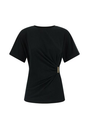 Zwart korte mouw nauwsluitend T-shirt met zijplooiing samengebracht door een klein gouden rechthoekig gespje aan de rechter taille.