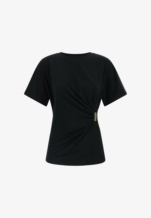 Zwart korte mouw nauwsluitend T-shirt met zijplooiing samengebracht door een klein gouden rechthoekig gespje aan de rechter taille.