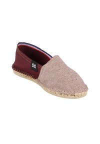 Chaussure espadrille avec un talon en toile bordeaux, une tige tissée beige clair, un bout rond et une bordure en jute naturel le long de la semelle.