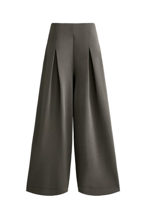 Pantaloni cu picioare largi într-o nuanță de verde măsliniu. Realizați dintr-un material neted cu pliseuri profunde în față, având un talie înaltă și o croială ajustată.