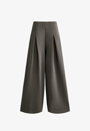 Pantaloni a gamba larga in un verde oliva tenue. Realizzati in un tessuto morbido con ampie pieghe frontali, presentano un vita alta e una vestibilità raffinata.