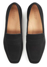 Paire de mocassins en daim noir avec bouts carrés et semelles intérieures rembourrées couleur tan marquées "kazar", vue de dessus sur fond blanc.