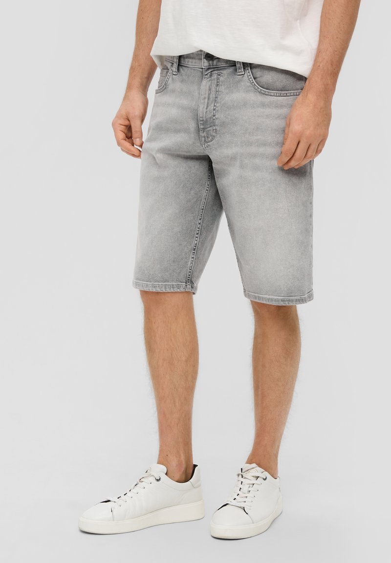 s.Oliver REGULAR FIT MID RISE - Jeansshort - grau
