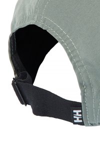 Gorra de tela gris con correa ajustable negra. Presenta detalles de costura y una etiqueta de logo en la correa. Forma redondeada con visera curva.