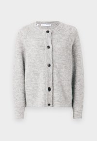 Cardigan tricoté gris clair avec un col rond, des manches longues et des boutons noirs sur le devant. Texture douce avec un motif côtelé.