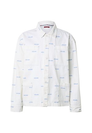 Giacca bianca con bottoni e multiple tasche, con piccoli loghi blu "eckō unltd." stampati su tutto il tessuto.