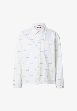 Giacca bianca con bottoni e multiple tasche, con piccoli loghi blu "eckō unltd." stampati su tutto il tessuto.