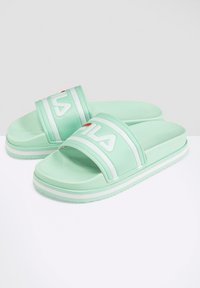 Infradito verde menta con strisce bianche e logo. Materiale morbido e liscio. Fasce spesse per il comfort. Suola testurizzata per aderenza.