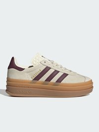 Μπεζ σουέντ αθλητικό παπούτσι Adidas Gazelle με μπορντό ρίγες και ταμπελάκι στη φτέρνα πάνω σε παχιά πολυστρωματική σόλα από καουτσούκ, πλευρική όψη σε ανοιχτό φόντο.