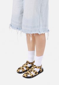 YLANA - Sandals - brown/oatmilk/black