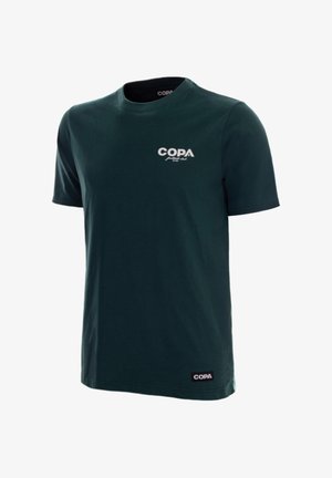 Donkergroene korte mouwen t-shirt met ronde hals, met wit "COPA" logo op de linkerborst en een klein zwart "COPA" label bij de zoom.