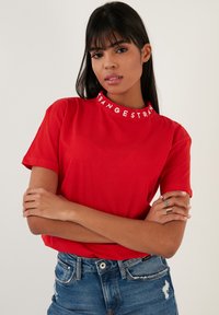 LELA REGULAR FIT - T-shirts print - red