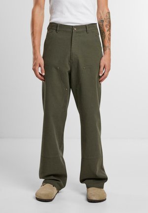 PROHIBITED EAST HAM CARPENTER - Pantalon classique - green