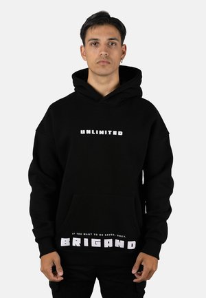 Sudadera con capucha negra hecha de material grueso, con texto blanco "UNLIMITED" en el pecho y "BRIGAND" con una frase en el área del bolsillo.
