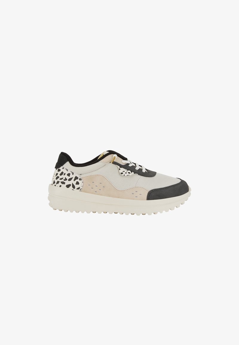 Sportlich mit einem Mix aus strukturiertem Beige, Schwarz und weißen Materialien; verfügt über gepunktete Akzente und eine klobige Sohle mit einem Profilmuster.
