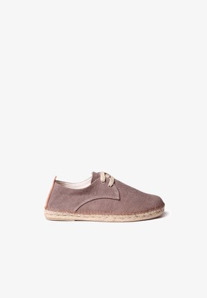 Lichtbruine canvas schoen met een textielen bovenkant, veterontwerp en een met jute bedekte zool, met een afgeronde neus en gestikte accenten.