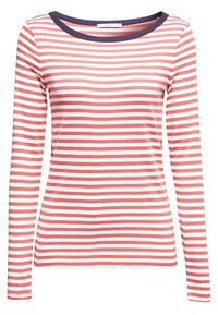 Maglietta a maniche lunghe con scollatura rotonda, caratterizzata da strisce orizzontali alternate in corallo e bianco e orlo del colletto blu. Tessuto morbido, design aderente.