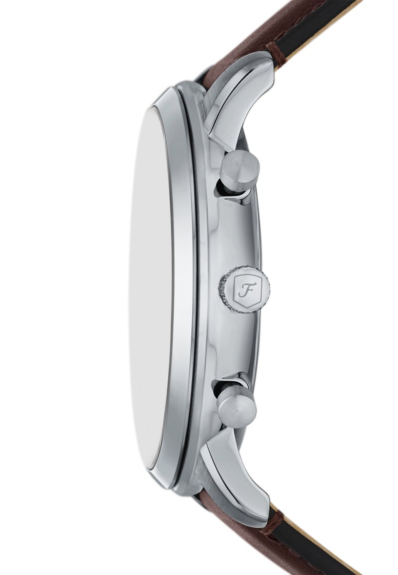 Montre argentée avec un grand boîtier rond, deux poussoirs de couronne et un bracelet en cuir marron. Le cadran est simple et sans marque.