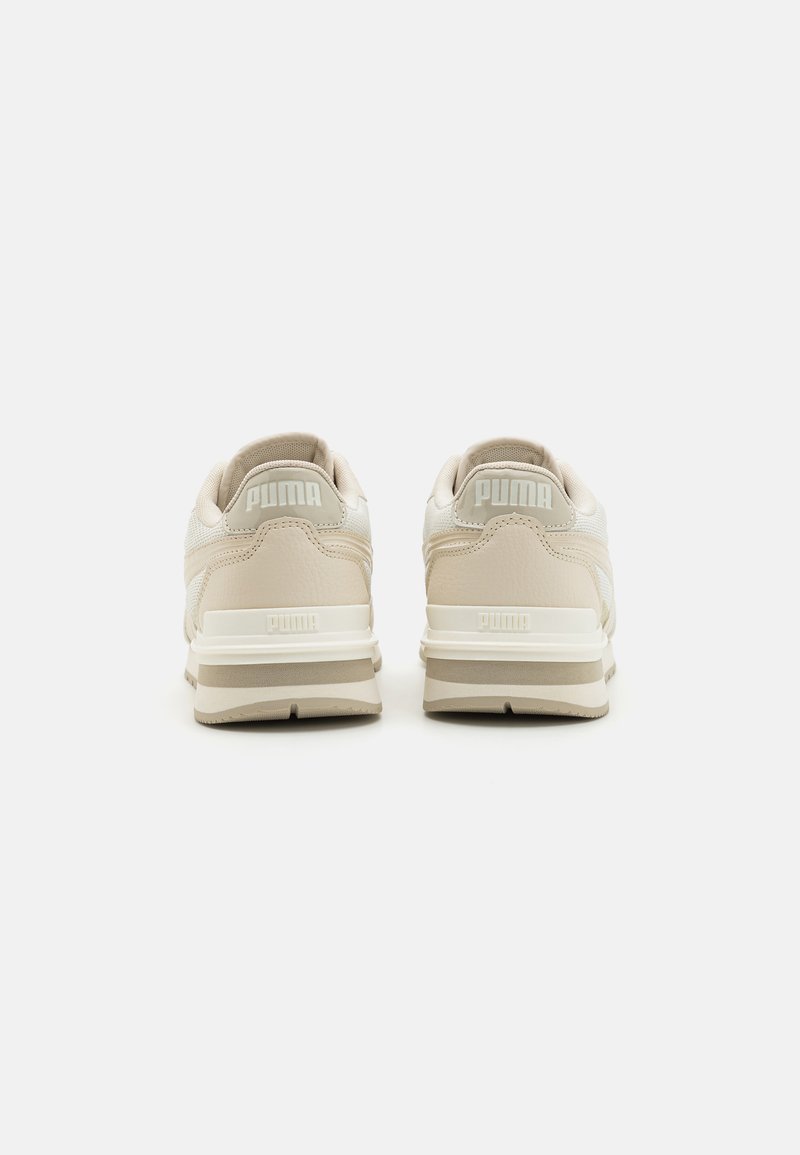 Beżowe sneakersy z textured skórą i siateczkowym wierzchem, z wyściełanym kołnierzem, gumową podeszwą i wytłoczonym logo "PUMA" na pięcie.