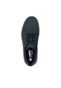 Zapatilla sintética negra con punta redonda, diseño con cordones, superficie texturizada, suela color beige y marca "Rieker Antistress" en el interior.