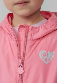 Rosa leichte Jacke mit Kapuze, ausgestattet mit einem Reißverschluss, einem blumenförmigen Reißverschlussanhänger und einem silbernen "love"-Grafikdesign auf der Brust.