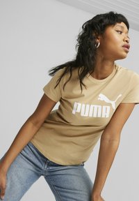 Puma ESSENTIALS LOGO RUNDHALS KURZARM - Camiseta estampada - sand dune