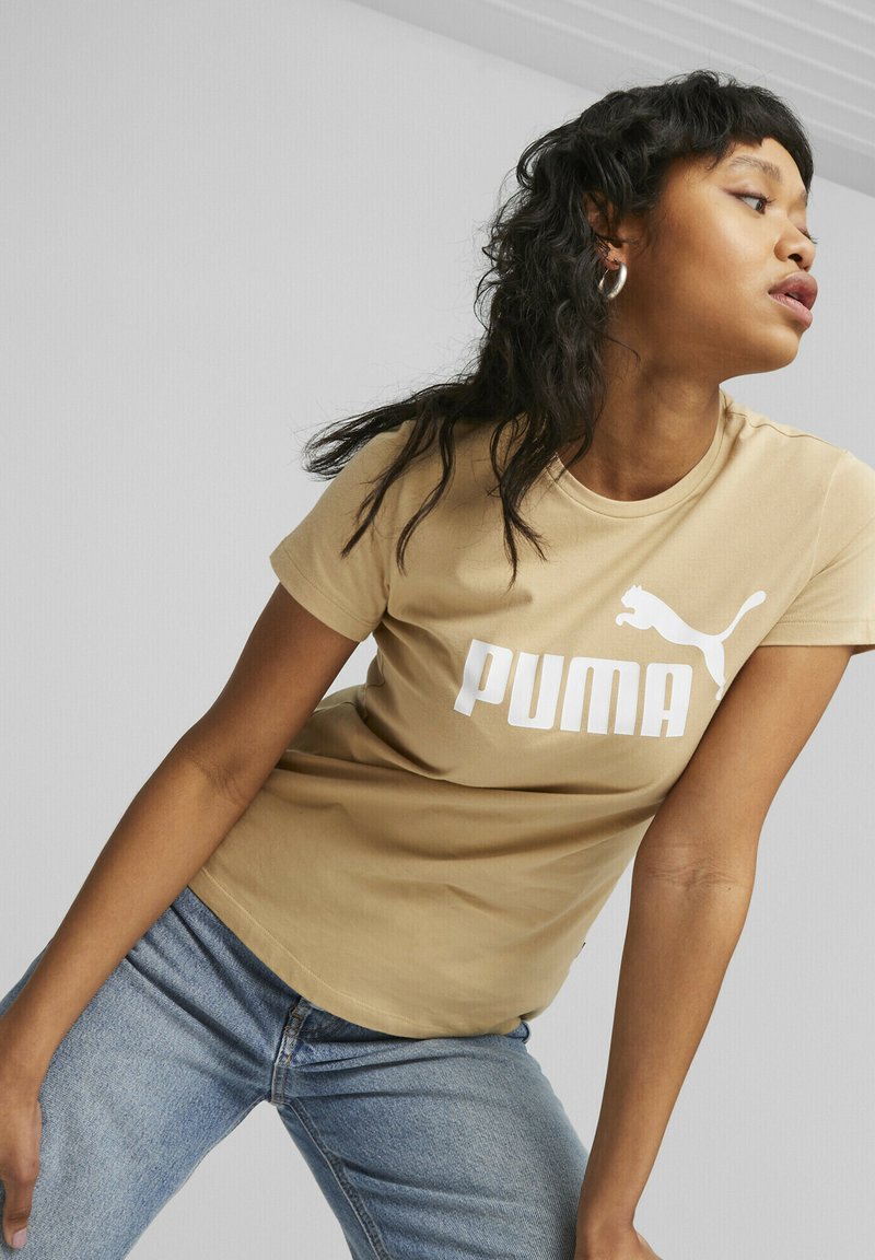 Puma ESSENTIALS LOGO RUNDHALS KURZARM - Camiseta estampada - sand dune