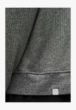 Felpa grigia con texture, caratterizzata da un motivo a intreccio, polsini a costine e un piccolo logo applicato sull'orlo. Tessuto morbido con un design strutturato.