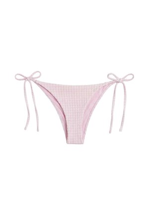 Bas de bikini rose clair texturé avec des liens latéraux ajustables et une coupe taille basse sur fond blanc.