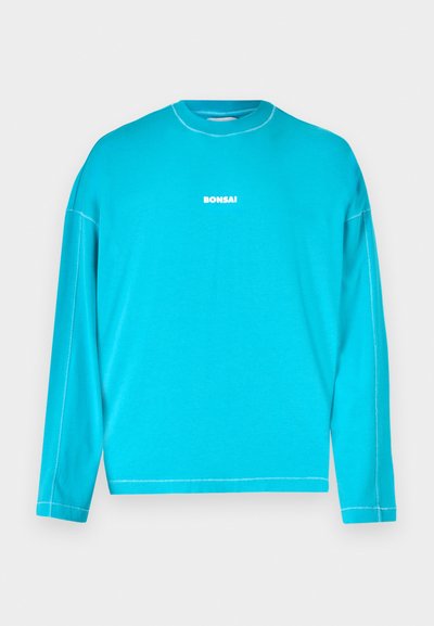 Türkiissinine pika varrukaga T-särk, ümar kaelus; rinnal on valge "BONSAI" logo ja kontrastsed õmblused.
