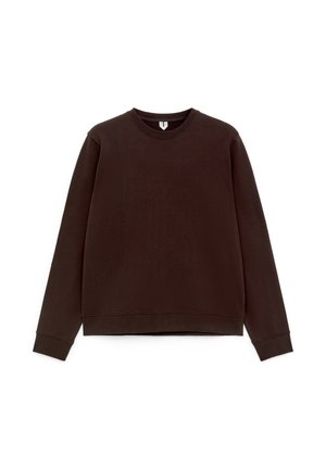 Bruine pullover trui gemaakt van zacht katoen. Voorzien van lange mouwen, een ronde hals en een losse pasvorm met geribbelde manchetten en zoom.