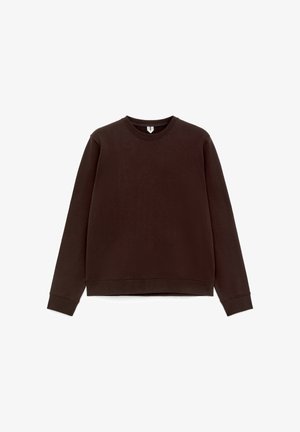 Bruine pullover trui gemaakt van zacht katoen. Voorzien van lange mouwen, een ronde hals en een losse pasvorm met geribbelde manchetten en zoom.