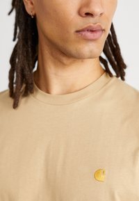 Carhartt WIP CHASE - Basic T-shirt - sabbia