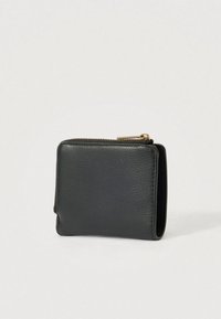 Μαύρο δερμάτινο πορτοφόλι με υφή, με κλείσιμο φερμουάρ και διακοσμητικά στοιχεία σε χρυσό. Συμπαγής, ορθογώνιος σχεδιασμός.