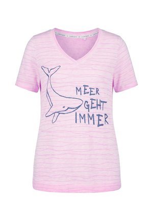 Hellrosa V-Ausschnitt T-Shirt mit dünnen Streifen, mit einer blauen Wal-Skizze und dem deutschen Text „Meer Geht Immer“ auf der Vorderseite.